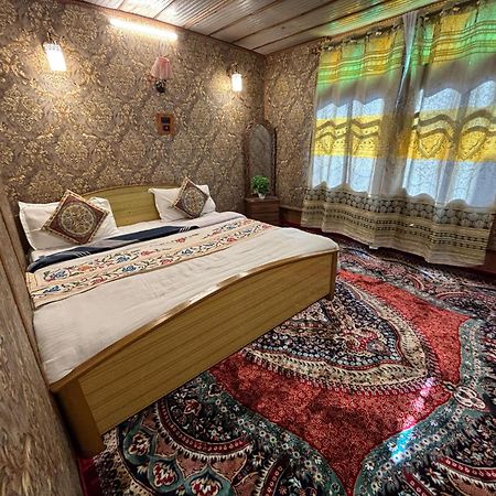 فندق Houseboat New Suzan Srīnagar المظهر الخارجي الصورة