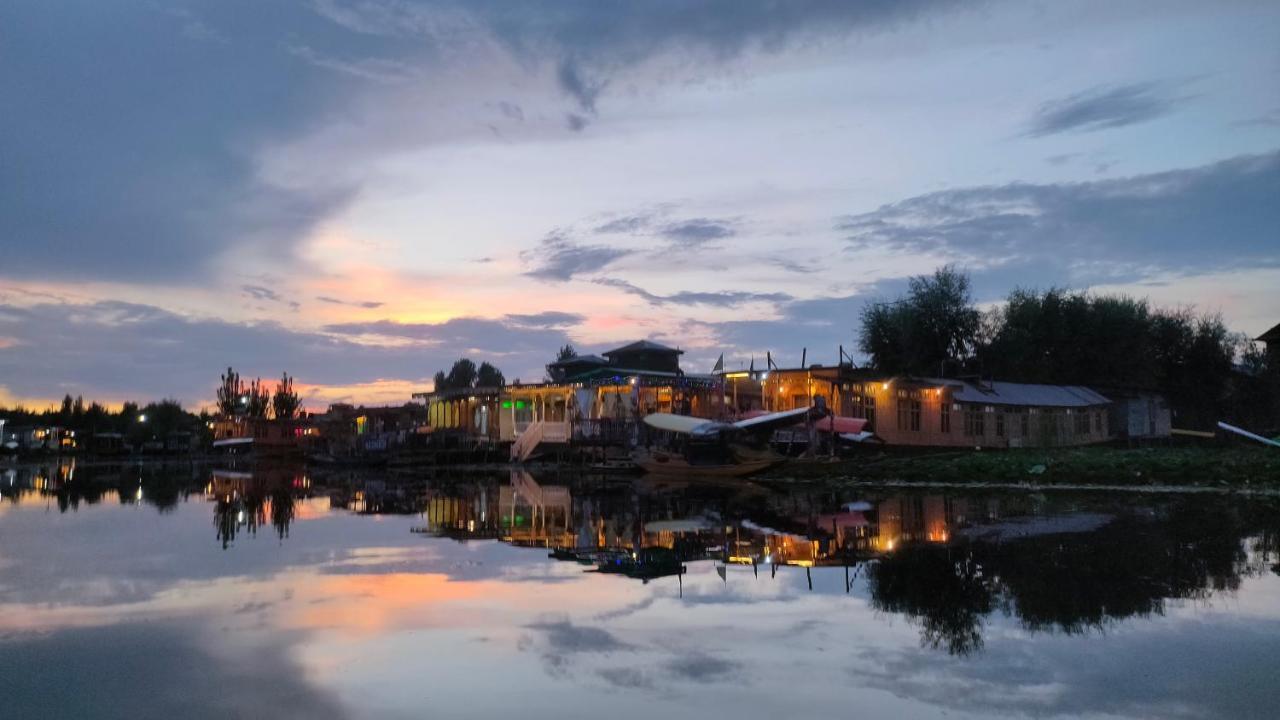 فندق Houseboat New Suzan Srīnagar المظهر الخارجي الصورة
