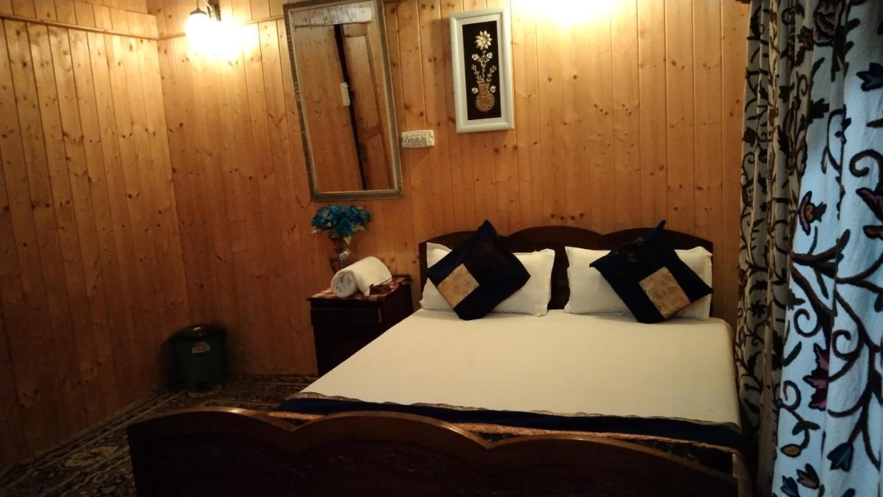 فندق Houseboat New Suzan Srīnagar المظهر الخارجي الصورة