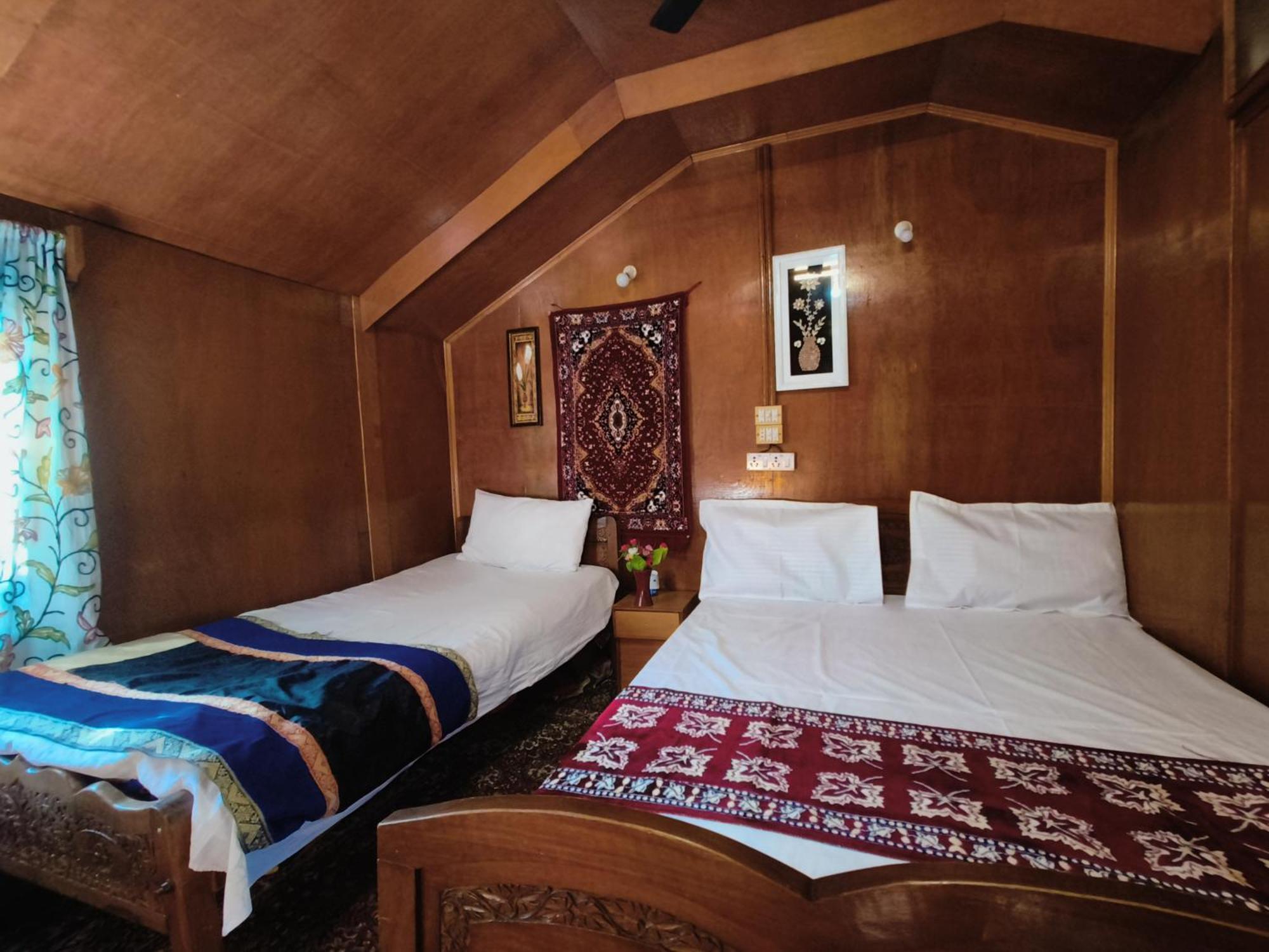 فندق Houseboat New Suzan Srīnagar المظهر الخارجي الصورة