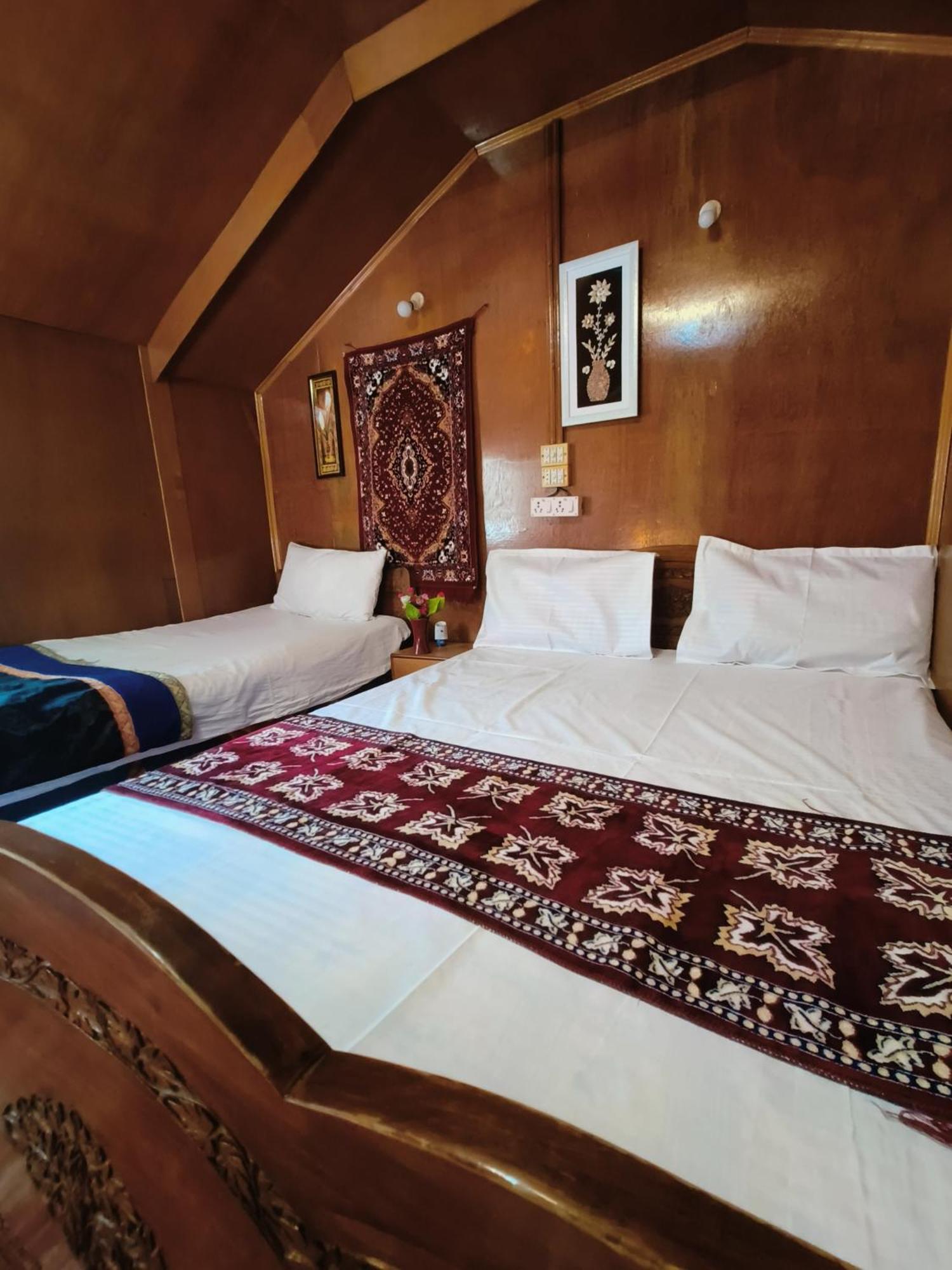 فندق Houseboat New Suzan Srīnagar المظهر الخارجي الصورة