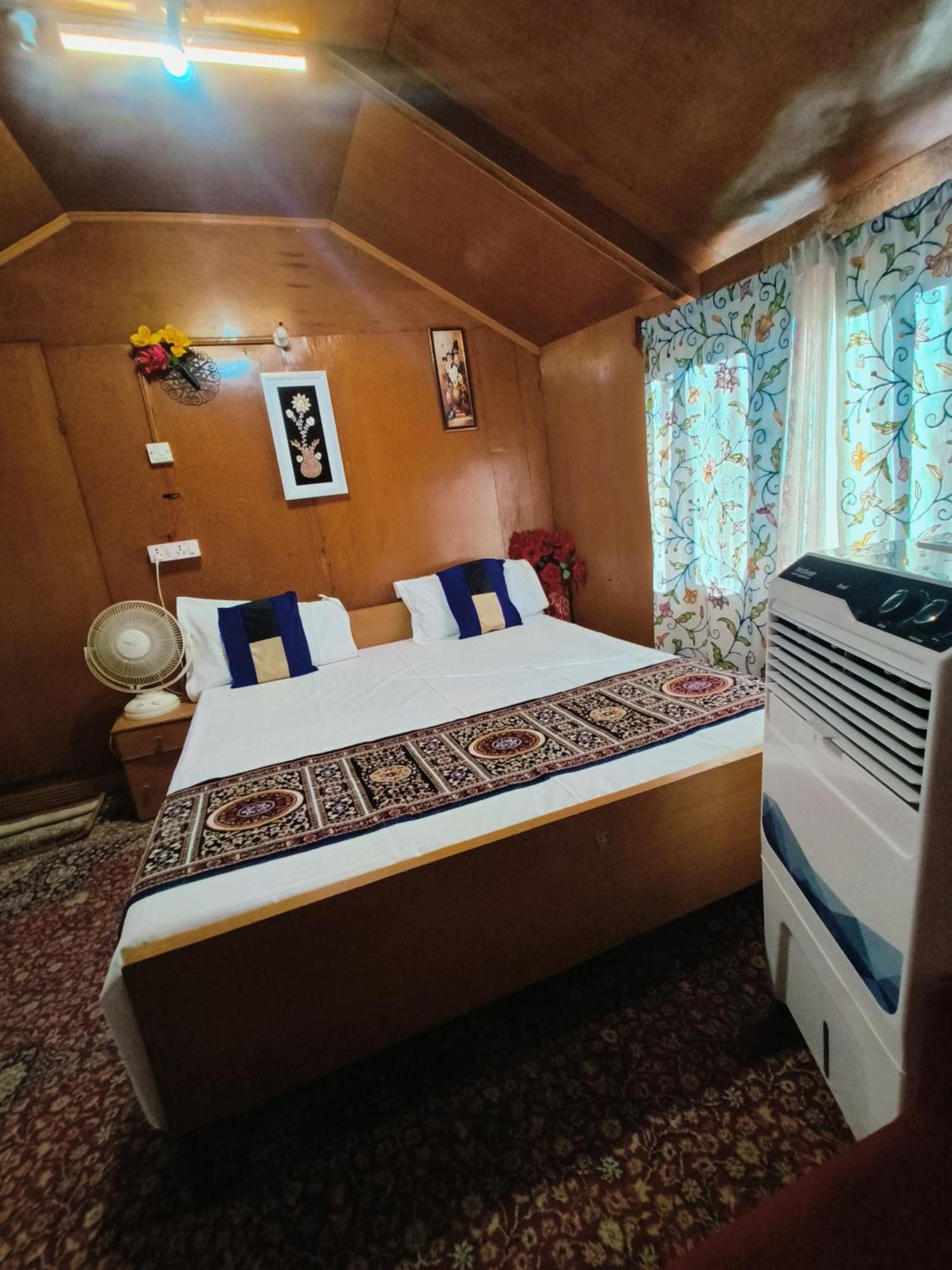 فندق Houseboat New Suzan Srīnagar المظهر الخارجي الصورة