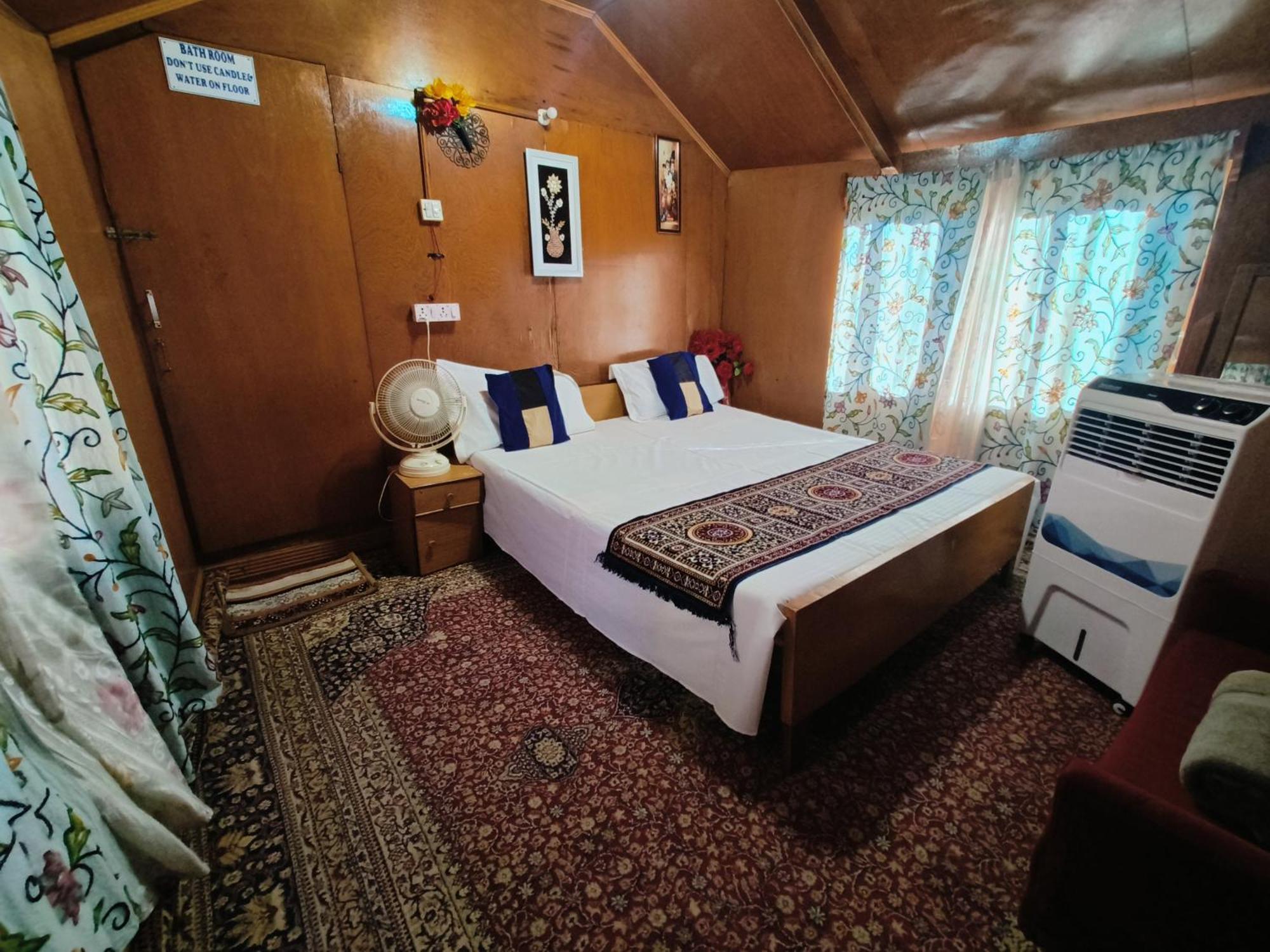 فندق Houseboat New Suzan Srīnagar المظهر الخارجي الصورة
