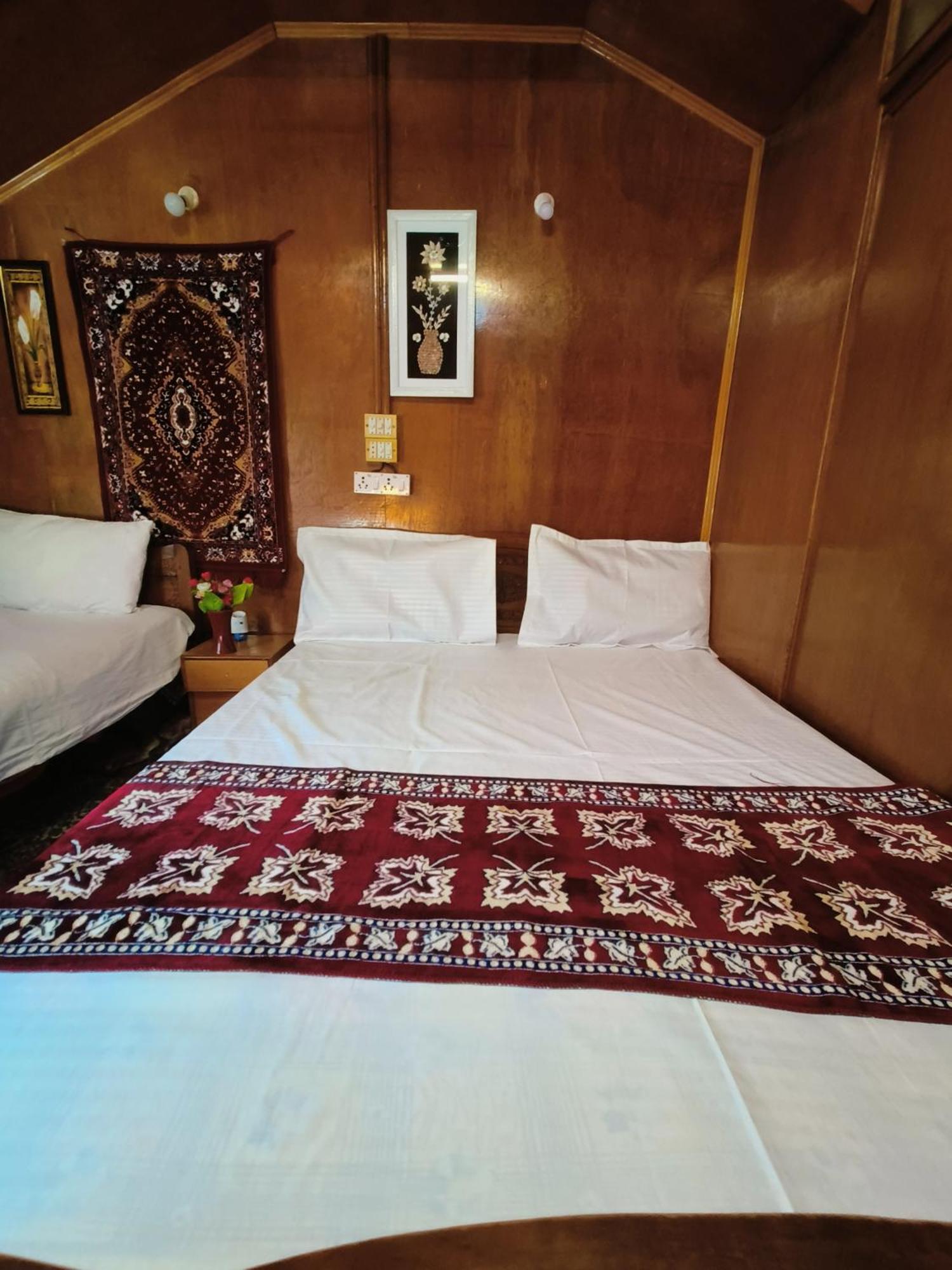 فندق Houseboat New Suzan Srīnagar المظهر الخارجي الصورة