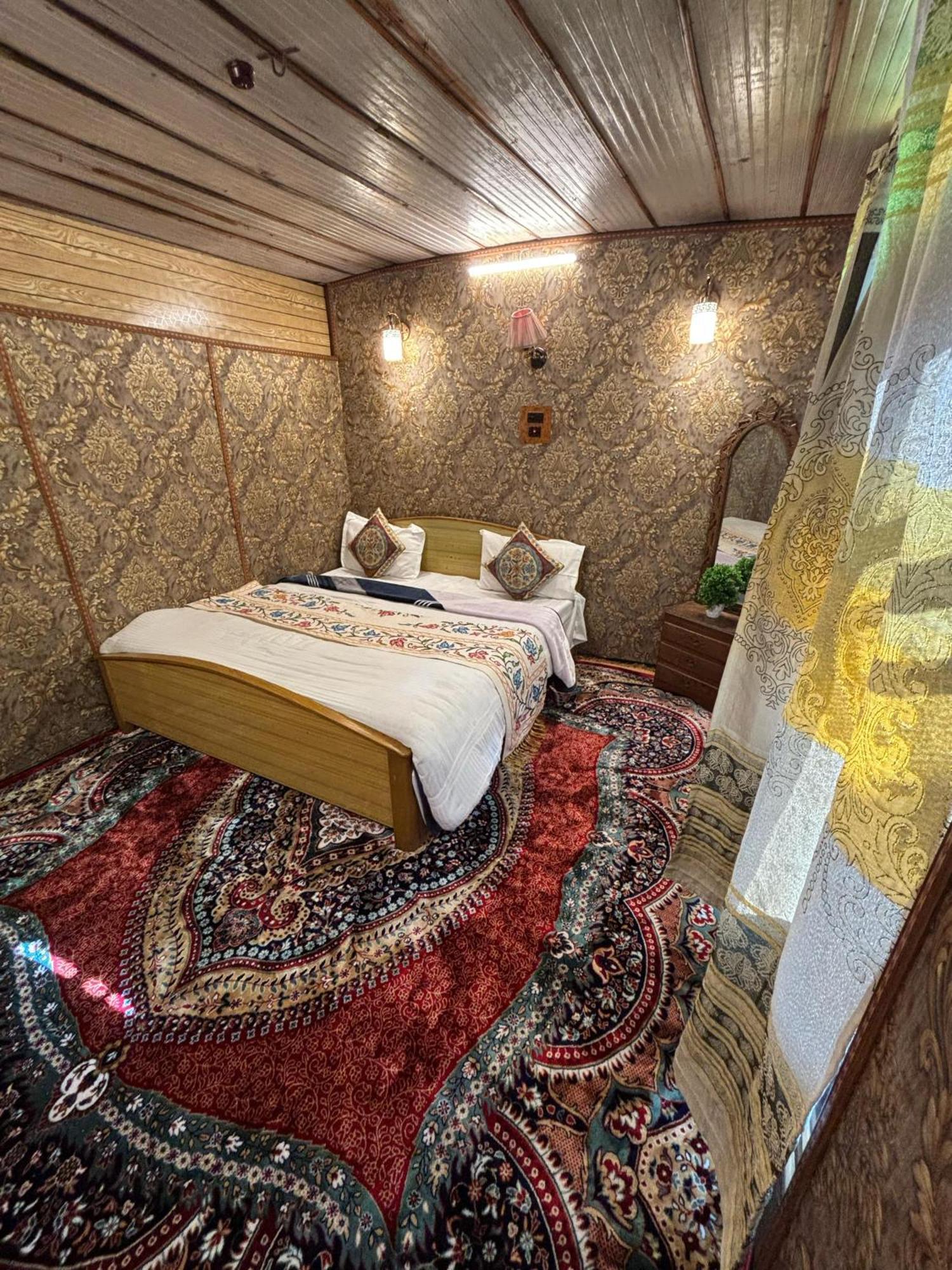 فندق Houseboat New Suzan Srīnagar المظهر الخارجي الصورة