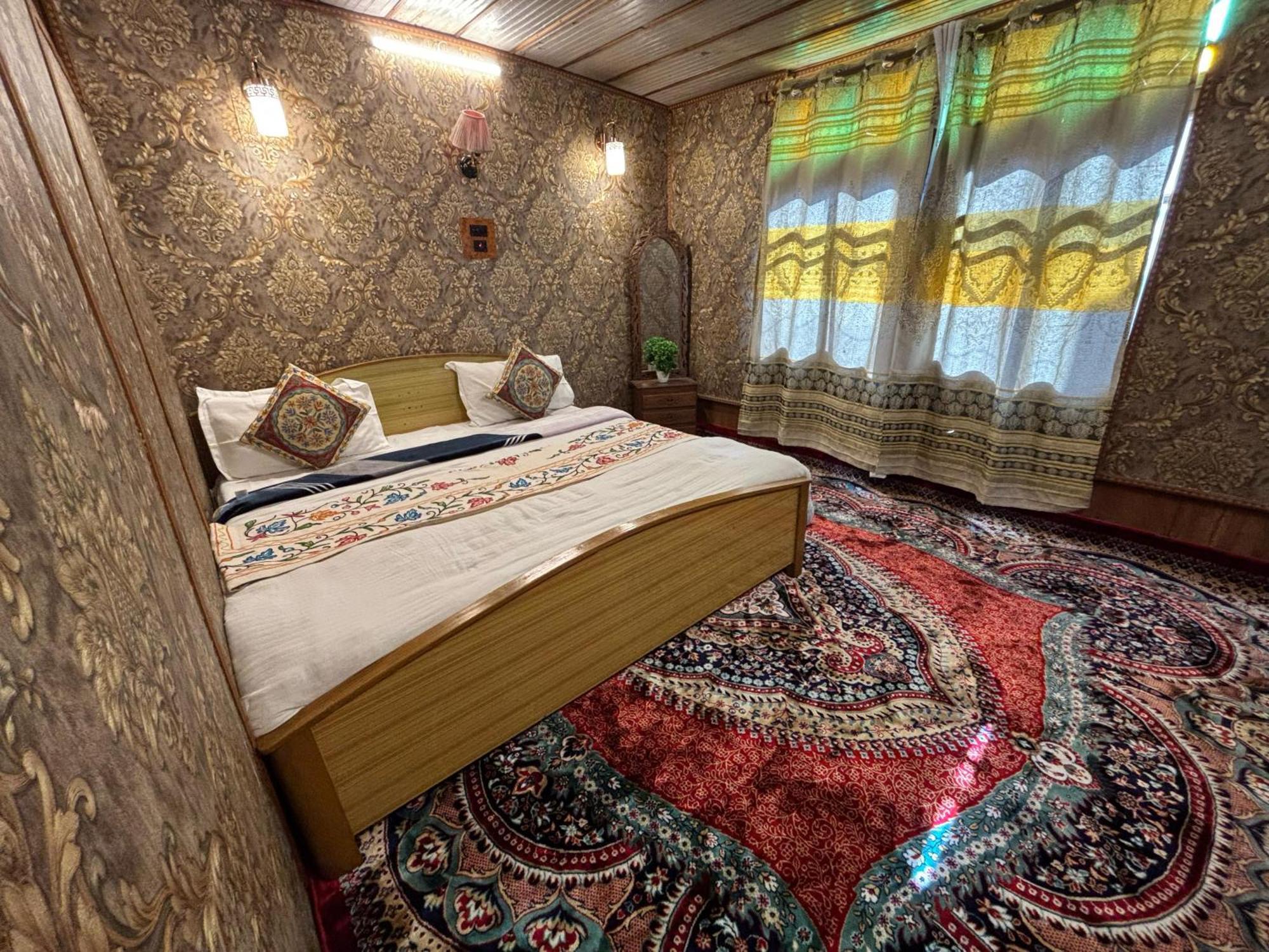 فندق Houseboat New Suzan Srīnagar المظهر الخارجي الصورة