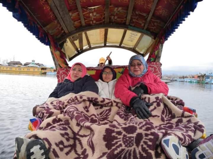 فندق Houseboat New Suzan Srīnagar المظهر الخارجي الصورة
