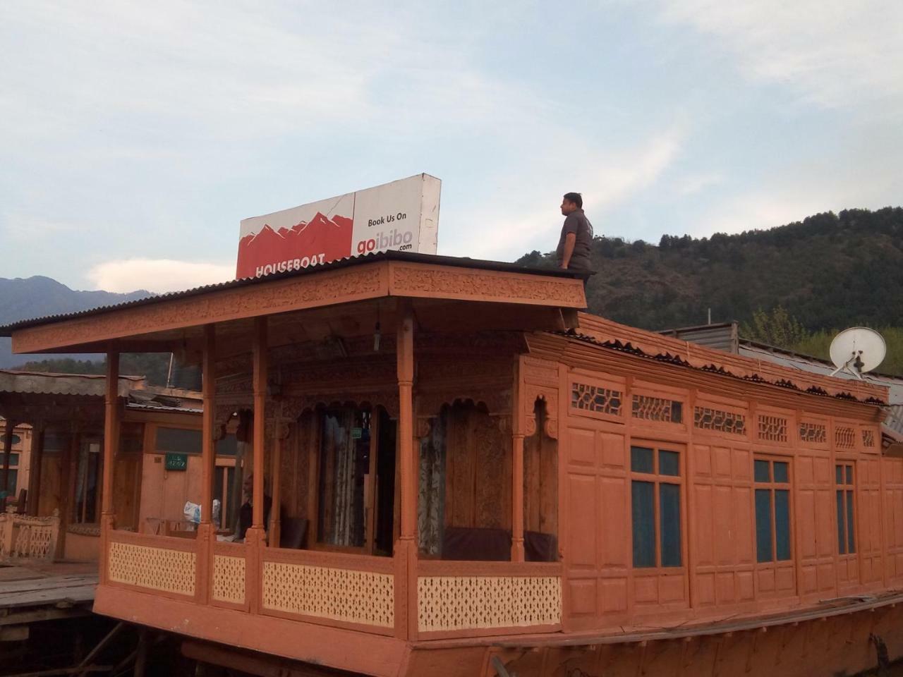 فندق Houseboat New Suzan Srīnagar المظهر الخارجي الصورة