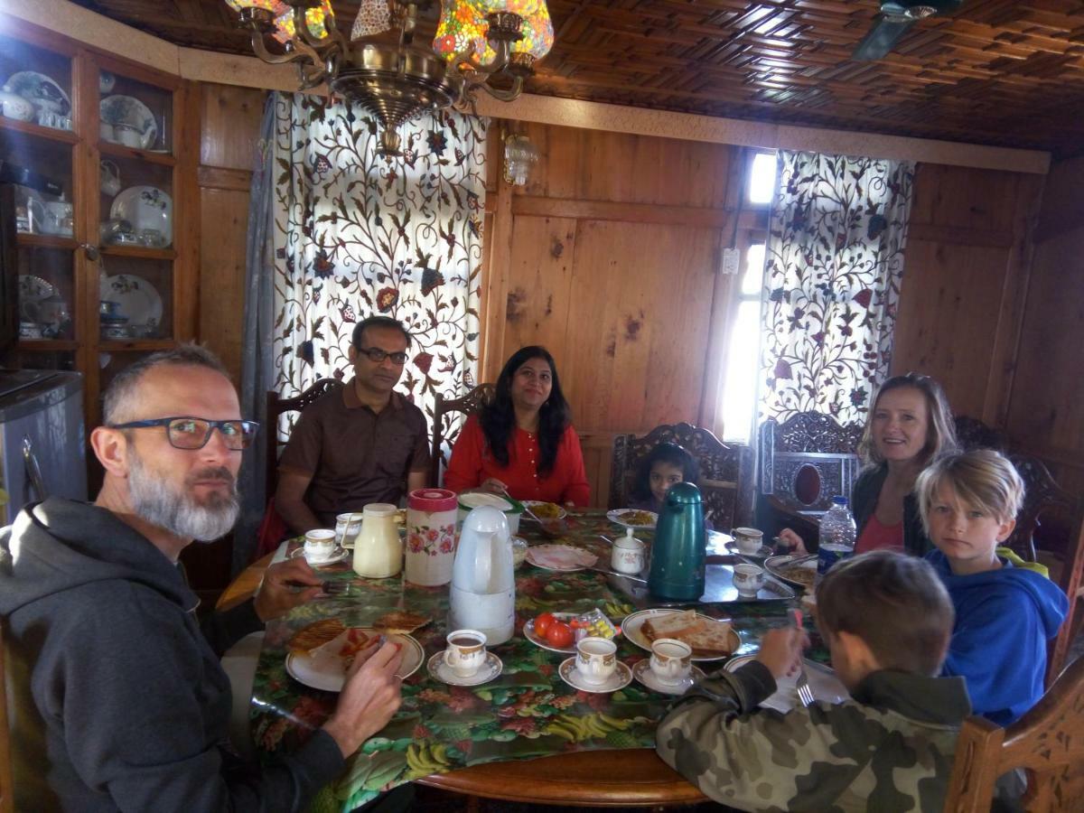 فندق Houseboat New Suzan Srīnagar المظهر الخارجي الصورة