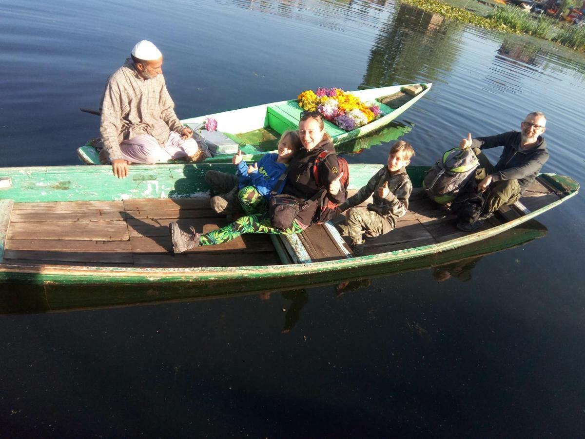 فندق Houseboat New Suzan Srīnagar المظهر الخارجي الصورة