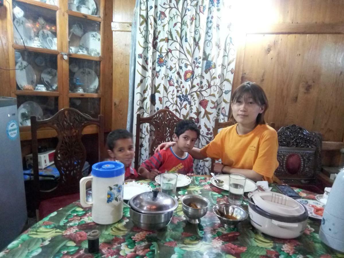 فندق Houseboat New Suzan Srīnagar المظهر الخارجي الصورة